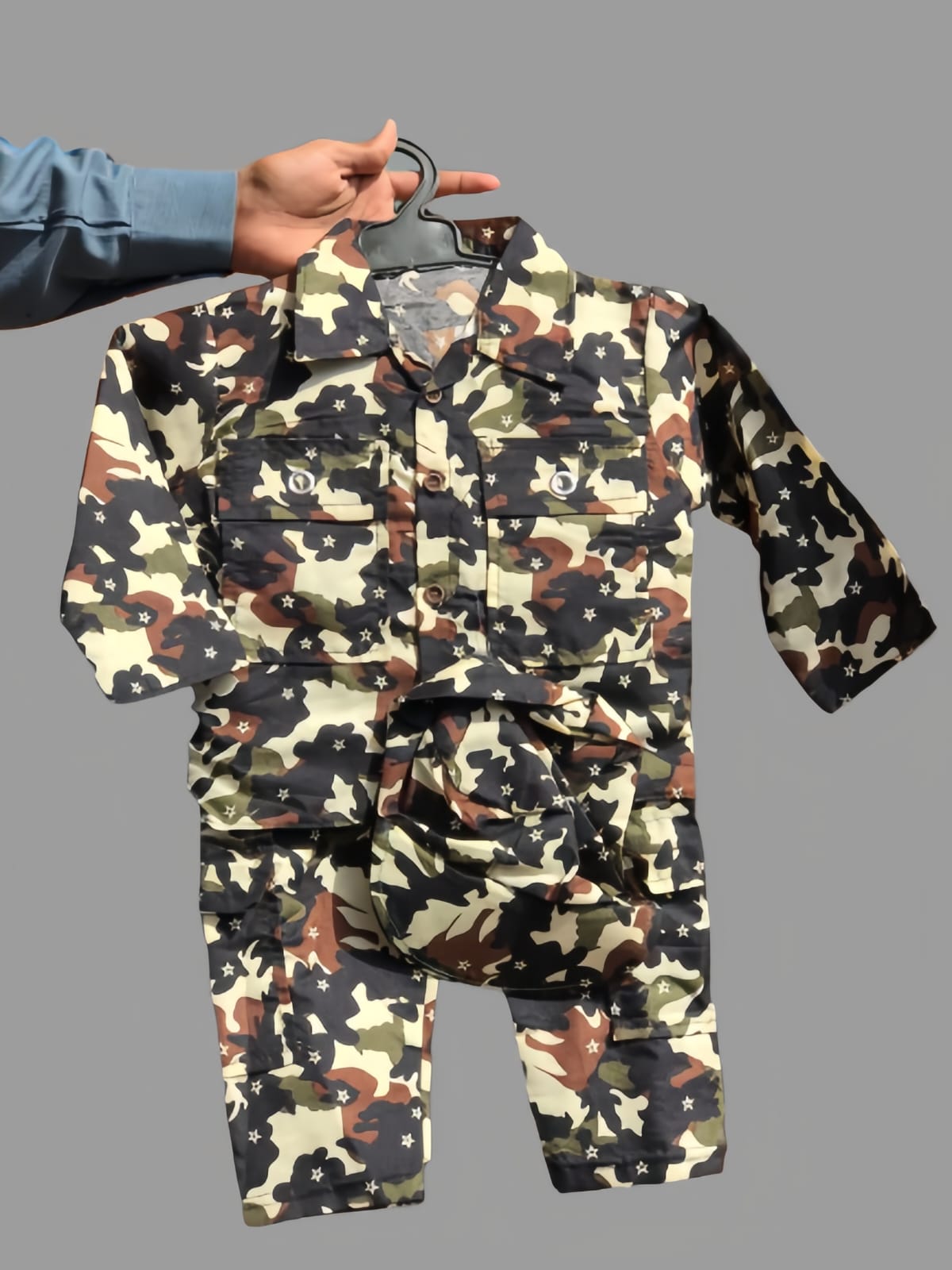 Kids wearing green and white 14 August commando suit with Pakistan army style